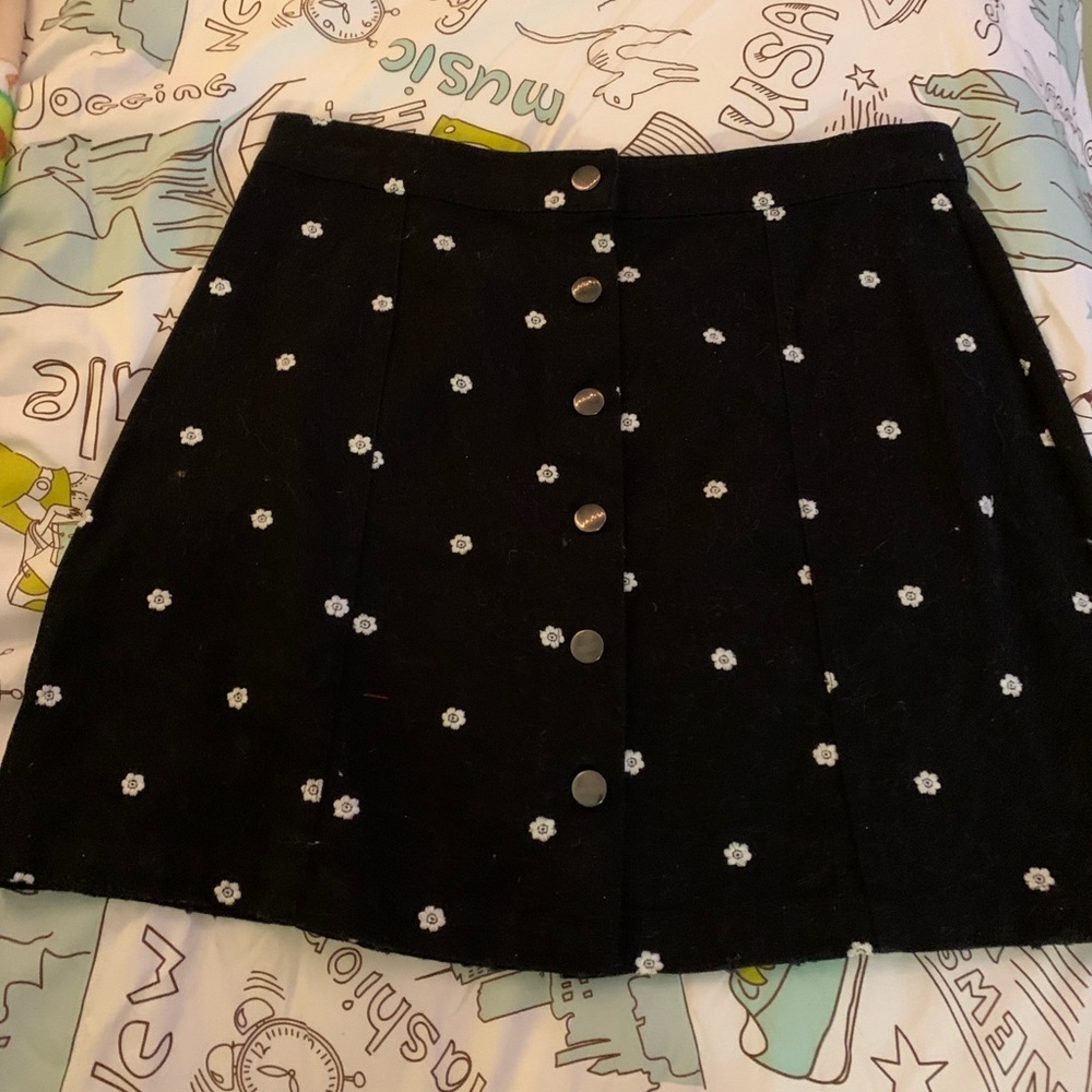 Daisy detail black skirt